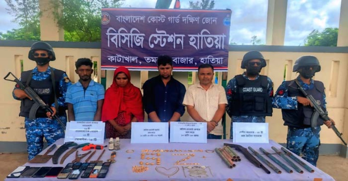 হাতিয়ায় যৌথবাহিনীর অভিযানে নারী’সহ আটক ৪
