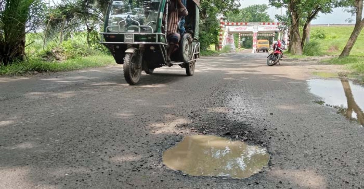 খুলনার রায়েরমহল টু কৈয়া সড়ক সংস্কারের ২ মাস না যেতেই অসংখ্য খানাখন্দ