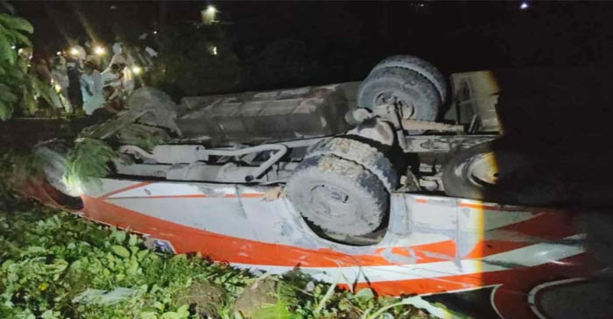 চকরিয়ায় যাত্রীবাহী বাস উল্টে দুইজন নিহত