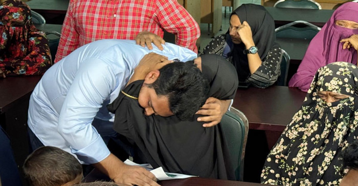 নাহিদ ইসলামকে পেয়ে কান্নায় ভেঙে পড়লেন শহীদ পরিবারের সদস্যরা