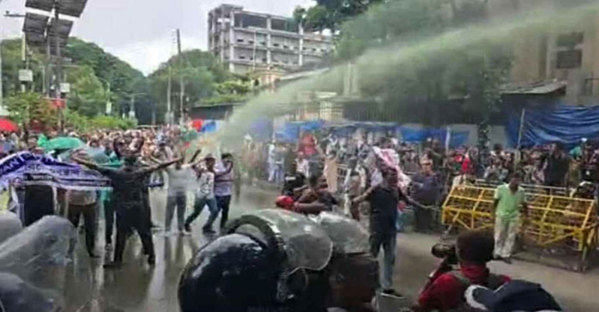 চাকরিচ্যুত বিডিআর সদস্যদের ছত্রভঙ্গে জলকামান ও সাউন্ড গ্রেনেড ব্যবহার