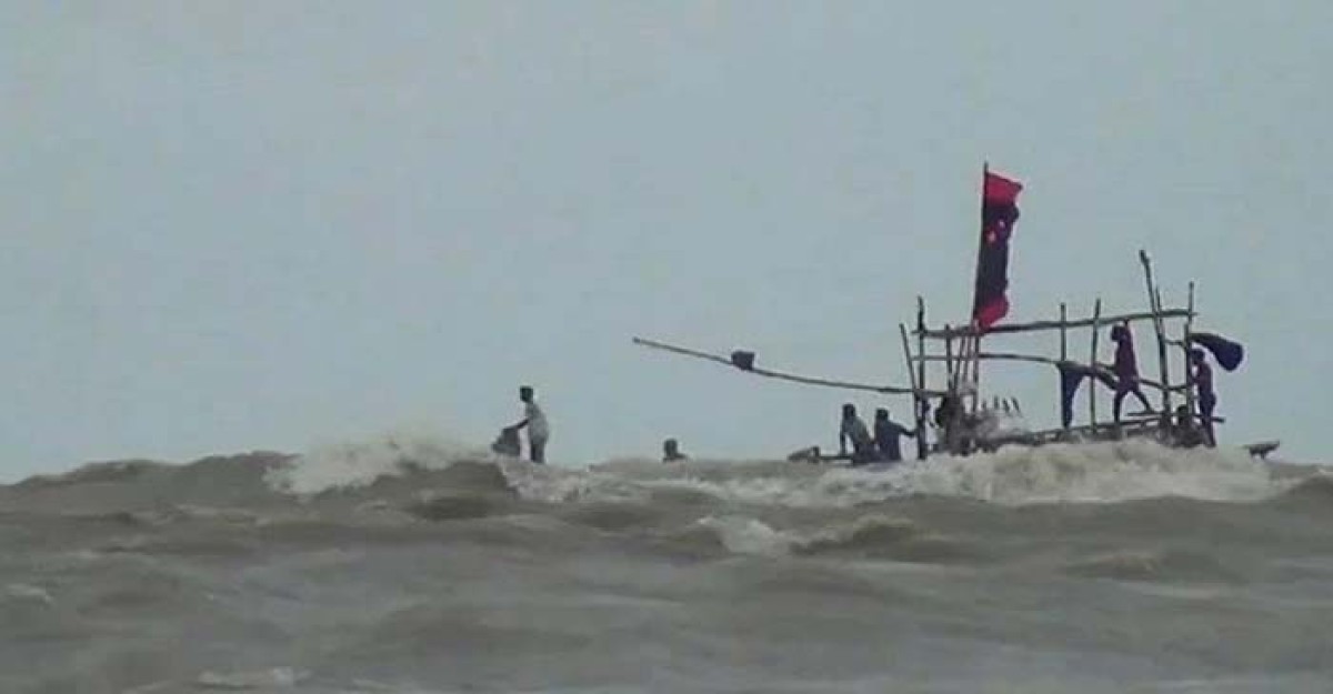 বঙ্গোপসাগরে ট্রলার ডুবে নিখোঁজ ৩ জেলে, উপকূলে শোকের ছায়া