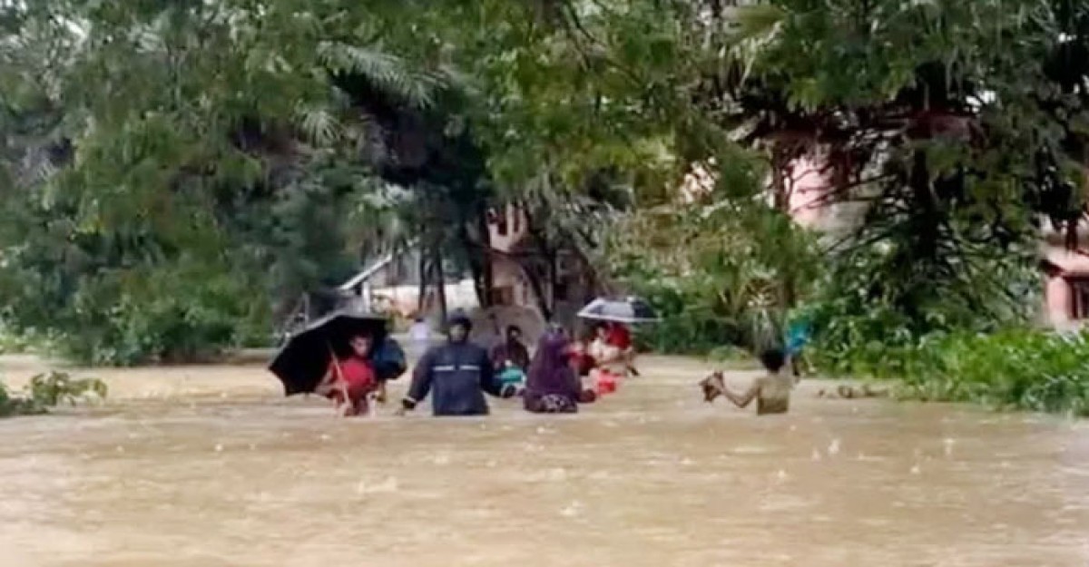 ফেনীতে বন্যায় বিদ্যুৎ ও মোবাইল নেটওয়ার্ক বন্ধ, দুর্ভোগে মানুষ