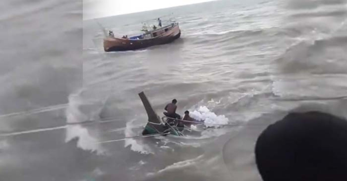 বঙ্গোপসাগরে ট্রলারডুবির ঘটনায় নিখোঁজ ৩ জেলে উদ্ধার