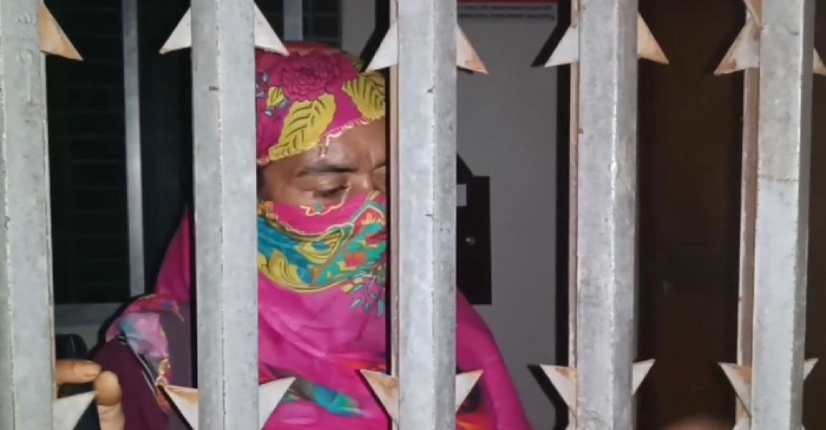 অসুস্থ নারীকে সরকারি অফিসে তালাবন্ধ করে চলে গেলেন কর্মকর্তারা!
