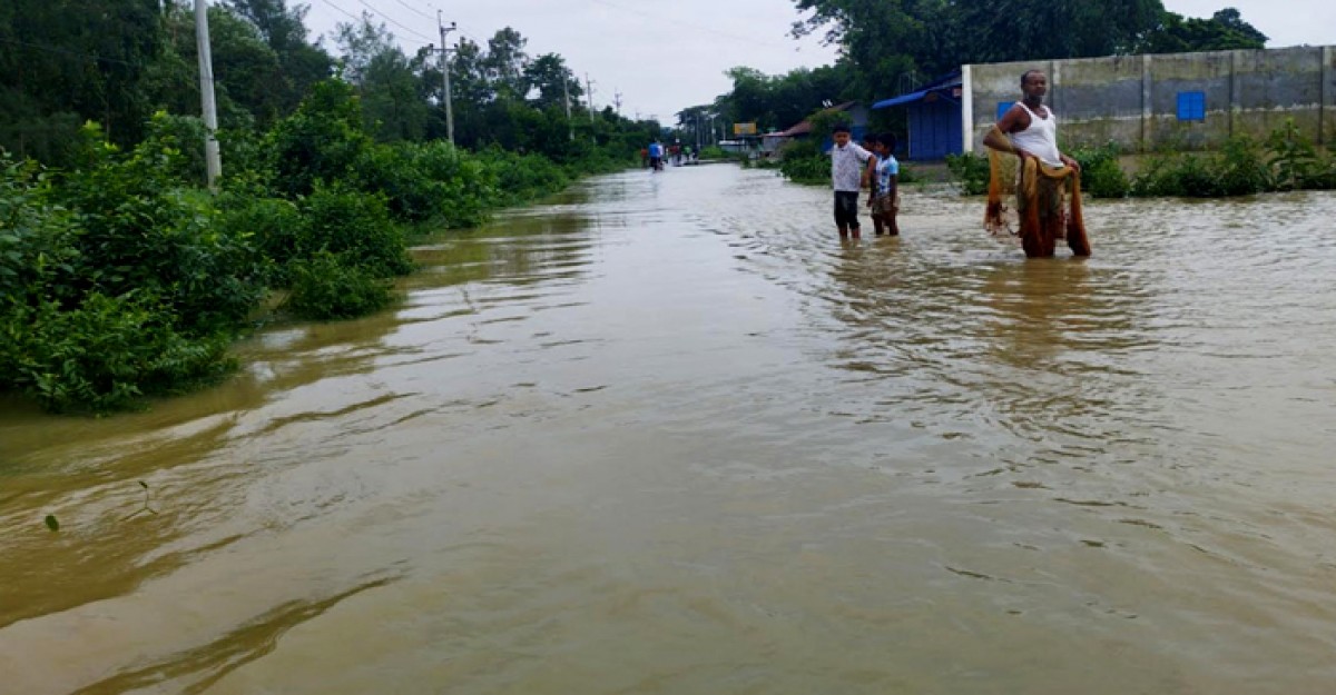 ফেনীতে বন্যাকবলিত এলাকায় একপ্রান্তে স্বস্তি, অন্যপ্রান্তে উদ্বেগ