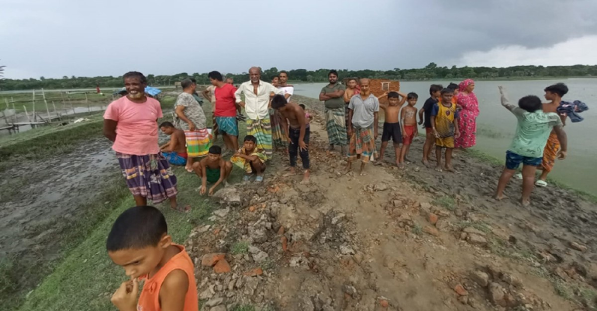 তালায় ভয়াবহ ভাঙন ঠেকাতে টেকসই বেড়িবাঁধ নির্মাণে কাজ শুরু