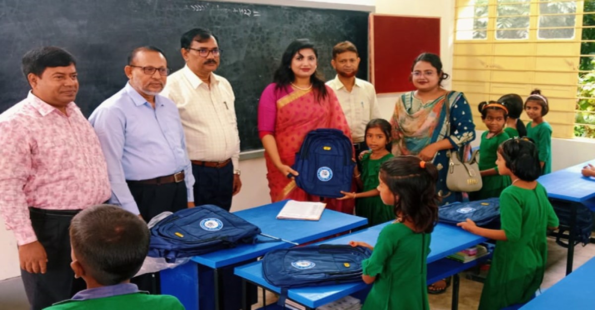 শিক্ষার্থীদের চমকে দিতে স্কুল ব্যাগ নিয়ে হাজির ইউ এনও