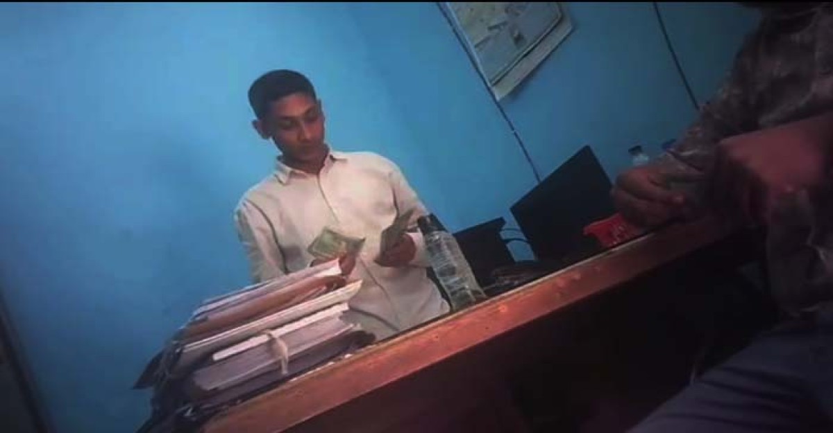 চুয়াডাঙ্গায় ঘুষ গ্রহণের ভিডিও ভাইরাল: প্রকাশ্যে টাকা গুনলেন ক্যাশিয়ার উজ্জ্বল বড়ুয়া