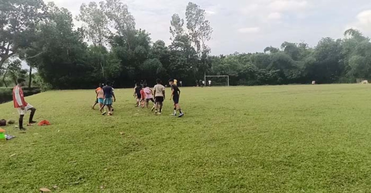 শ্রীমঙ্গলে খেলার মাঠে মাটি ভরাট কাজে আওয়ামীলীগের নেতার বাধা