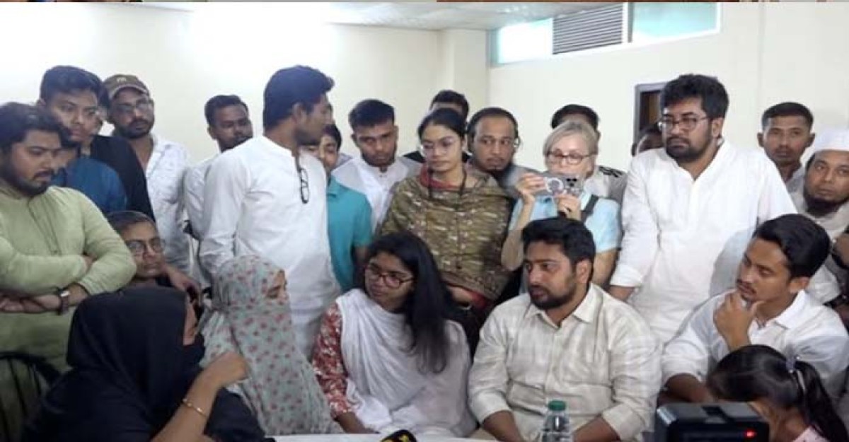 প্রশাসনের বিভিন্ন জায়গায় স্বৈরাচারের দোসররা এখনো আছে: নাহিদ