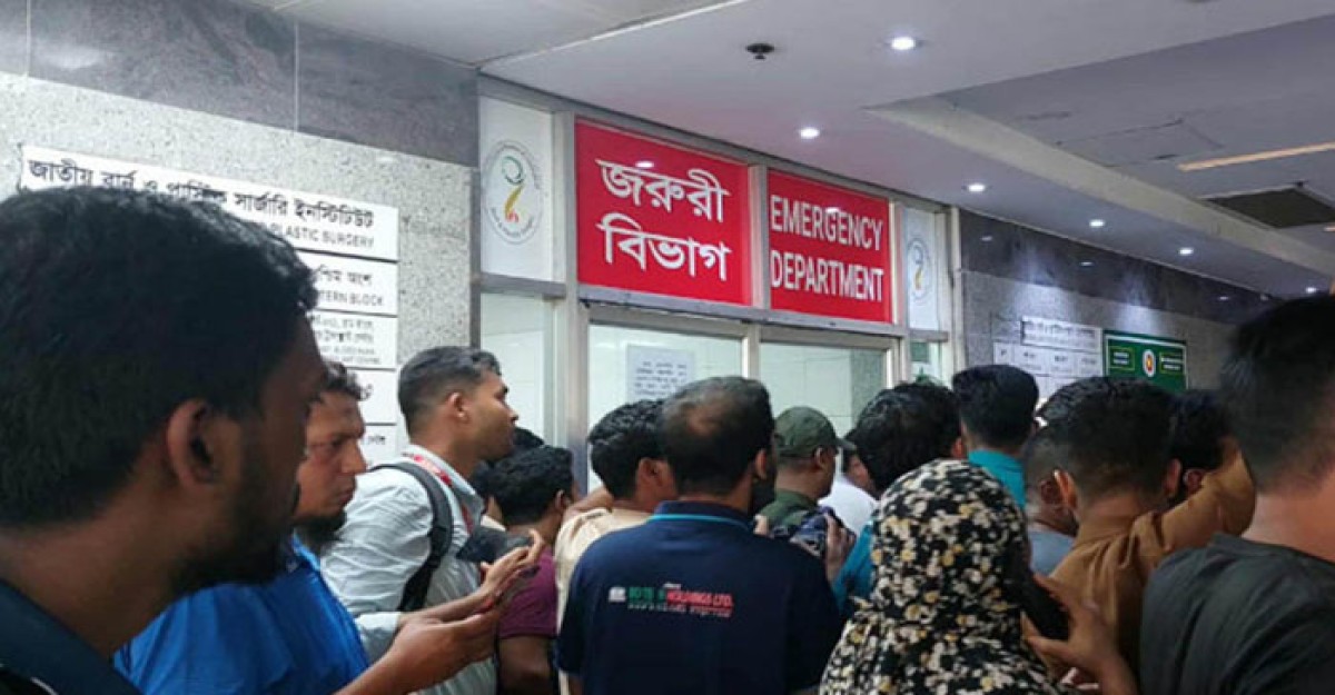 বার্ন ইনস্টিটিউটে স্বজনদের ভিড়, চাপ সামলাতে হিমশিম পুলিশ-আনসার