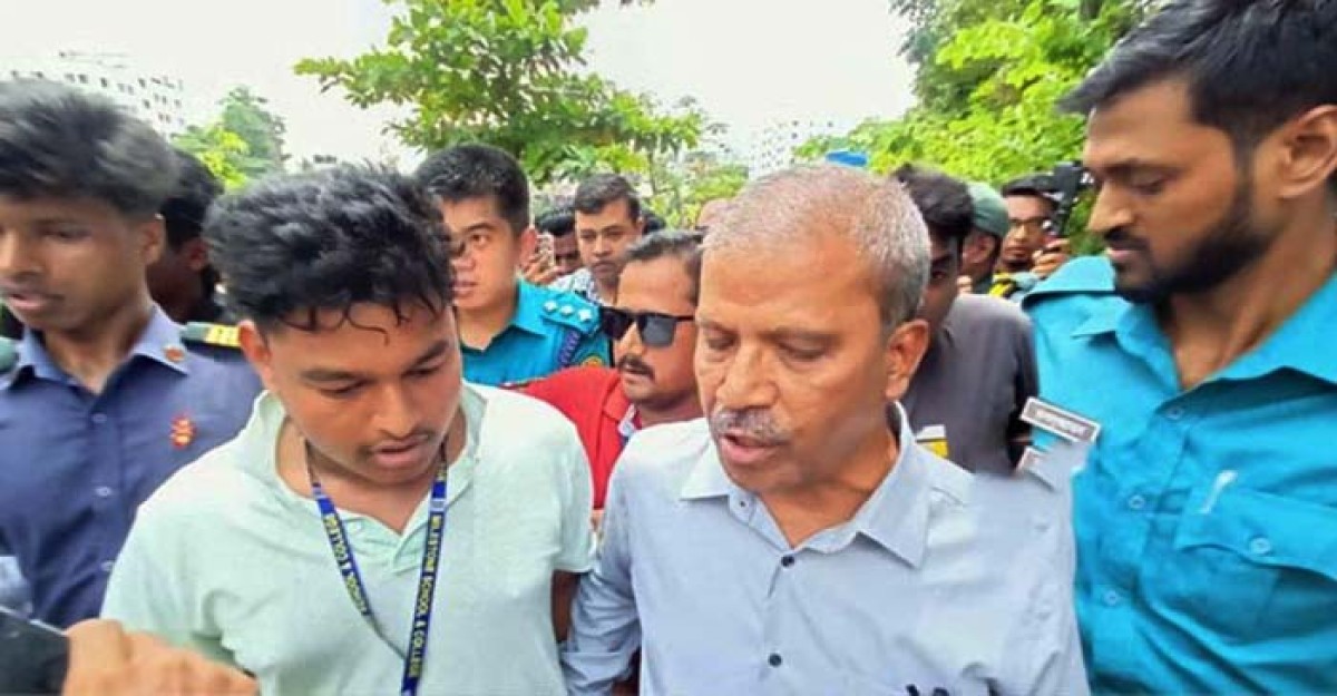 মাইলস্টোনে ২ উপদেষ্টাকে অবরুদ্ধ করে ‘ভুয়া ভুয়া’ স্লোগান