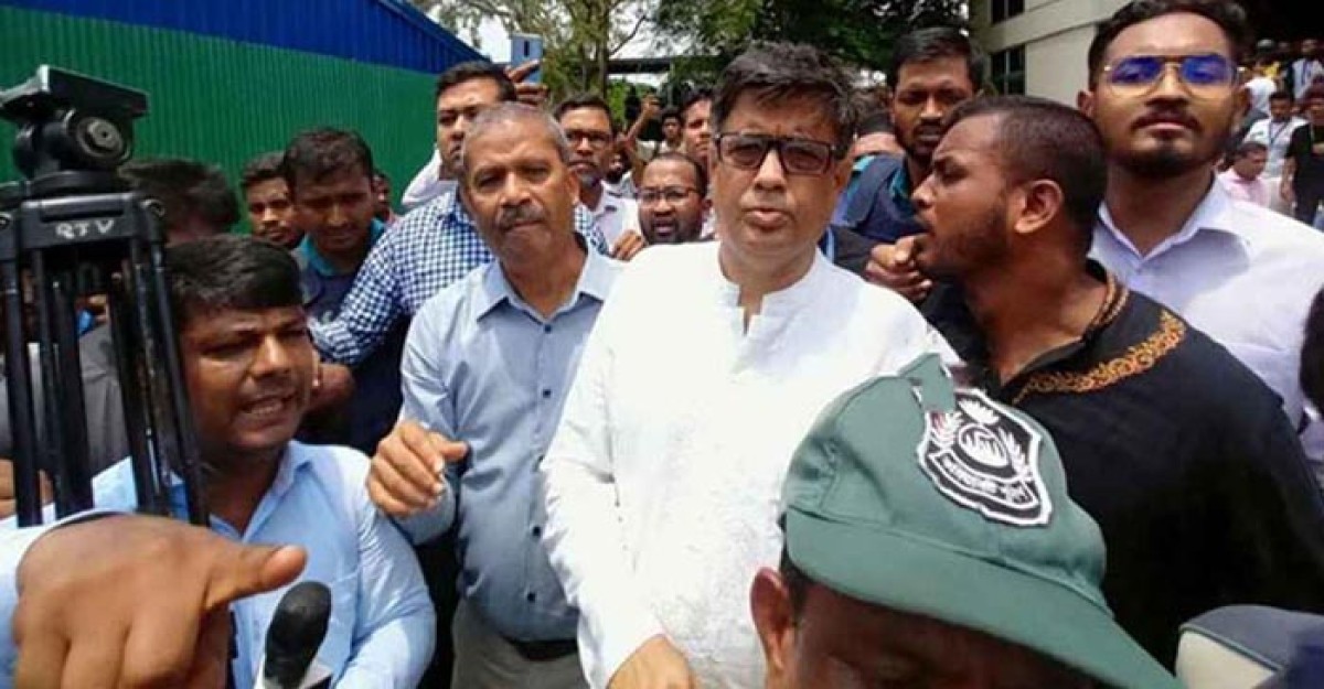 ৯ ঘণ্টা পর মাইলস্টোন থেকে বের হলেন দুই উপদেষ্টা-প্রেস সচিব