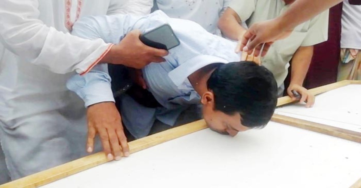 মাইলস্টোন ট্রাজেডি: শেষ বিদায়ে মেয়ের কফিনে বারবার চুমু খান বাবা