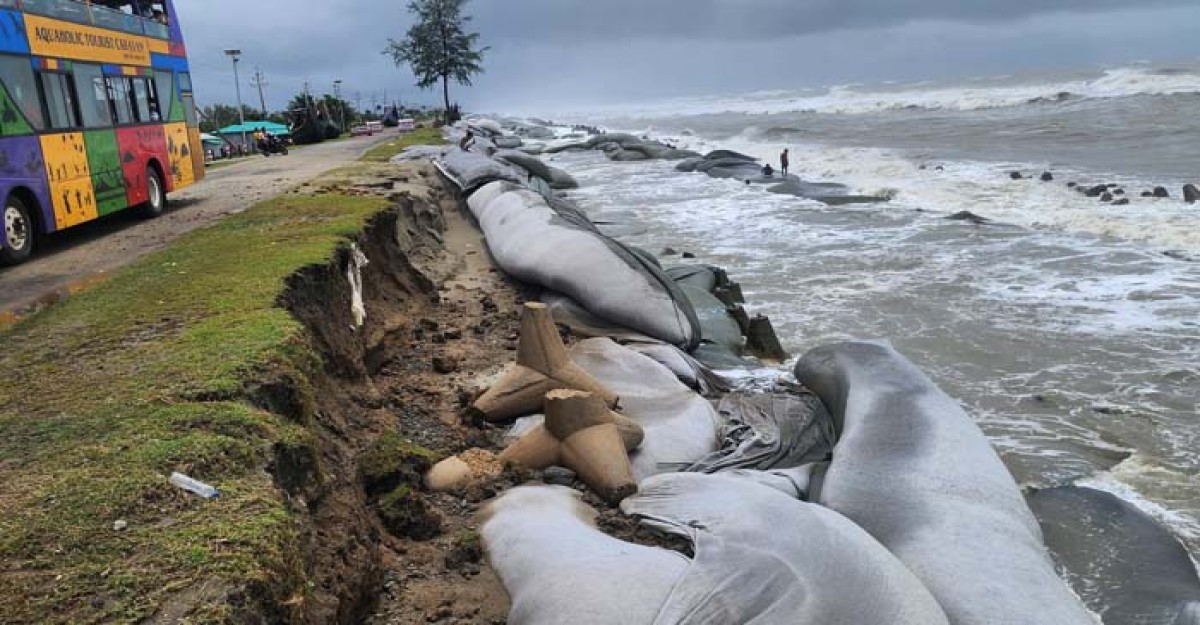 আবারও মেরিন ড্রাইভে ভাঙন, ৩ নম্বর সর্তক সংকেত