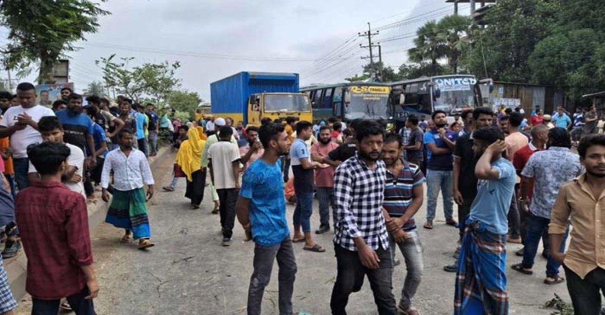 বকেয়া বেতন সহ ১০ দফা দাবিতে শ্রমিকদের ঢাকা ময়মনসিংহ মহাসড়ক অবরোধ