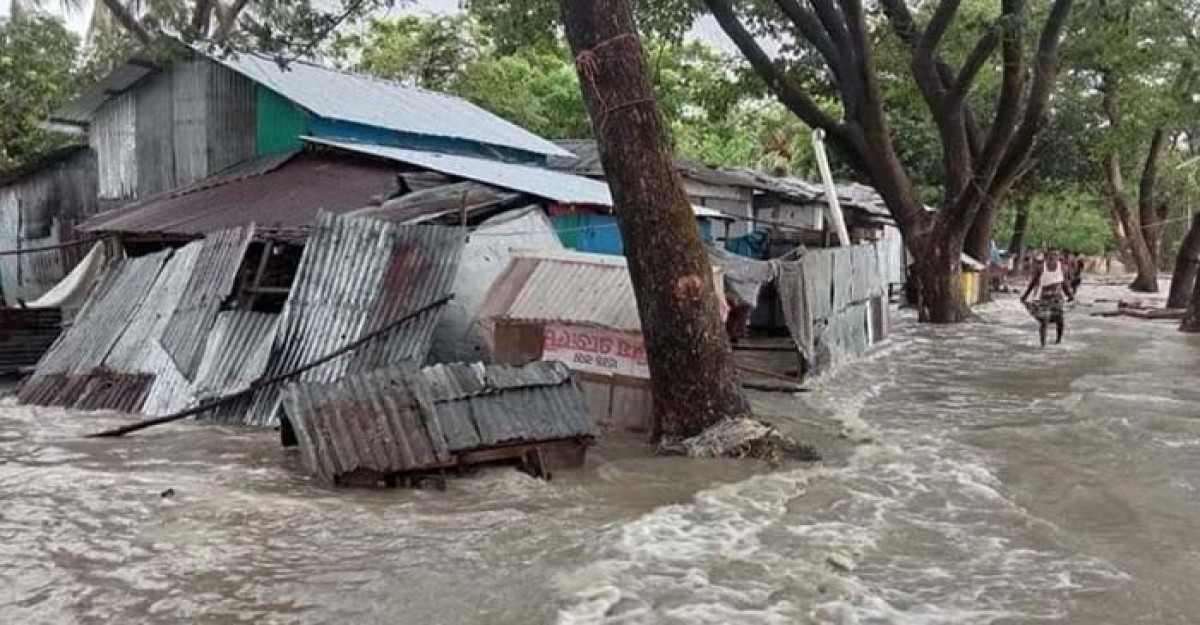 নোয়াখালীতে বেড়িবাঁধ ভেঙে বিপর্যস্ত উপকূলের জনজীবন