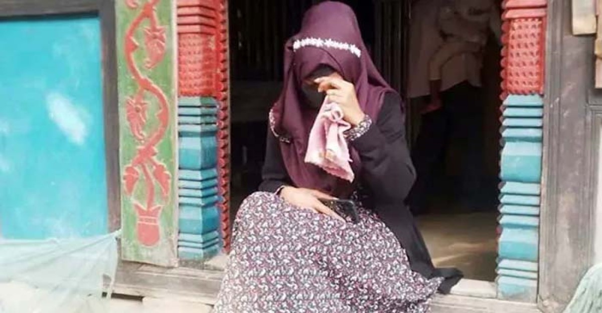 নিষিদ্ধ ছাত্রলীগ নেতার বাড়িতে বিয়ের দাবিতে বৈষম্যবিরোধী নেত্রীর অনশন
