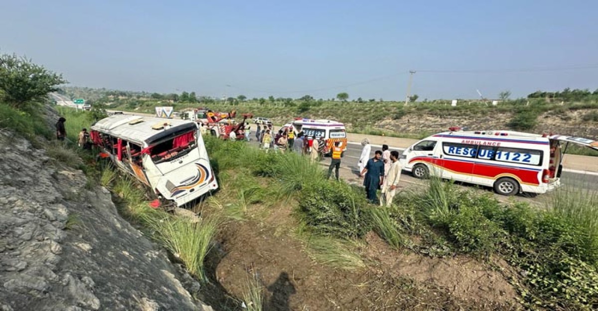 পাকিস্তানে বাস খাদে পড়ে ৯ জন নিহত