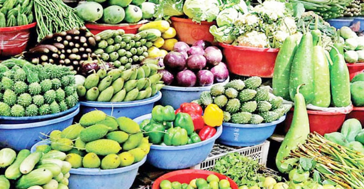 বাজারে আগুন, সবজি কিনতেই হাঁসফাঁস