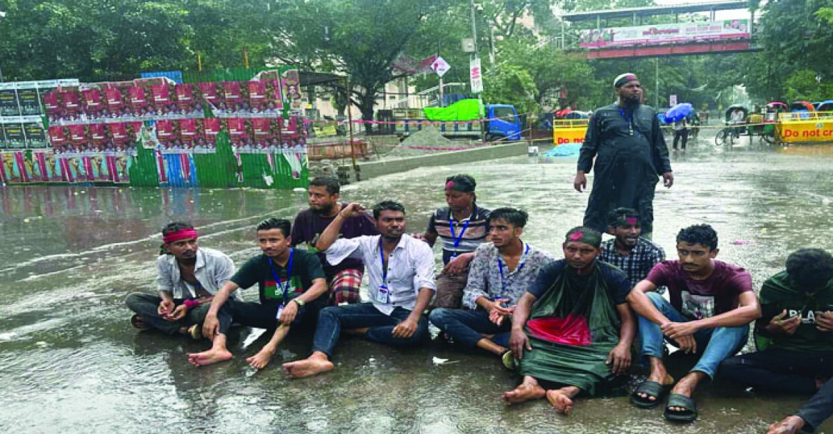 দ্বিতীয় দিনের মত শাহবাগ অবরোধ করে রেখেছে জুলাই যোদ্ধারা