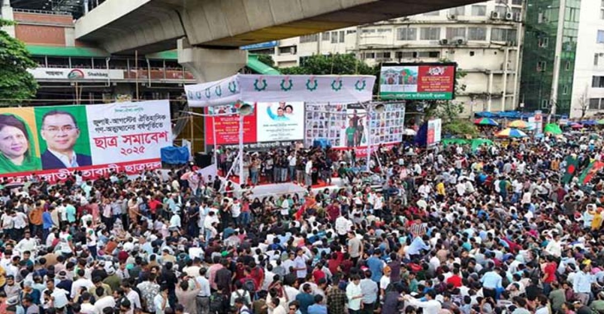 বৃষ্টি থামাতে পারেনি ছাত্রদলকে, জনস্রোতে শাহবাগে গর্জন