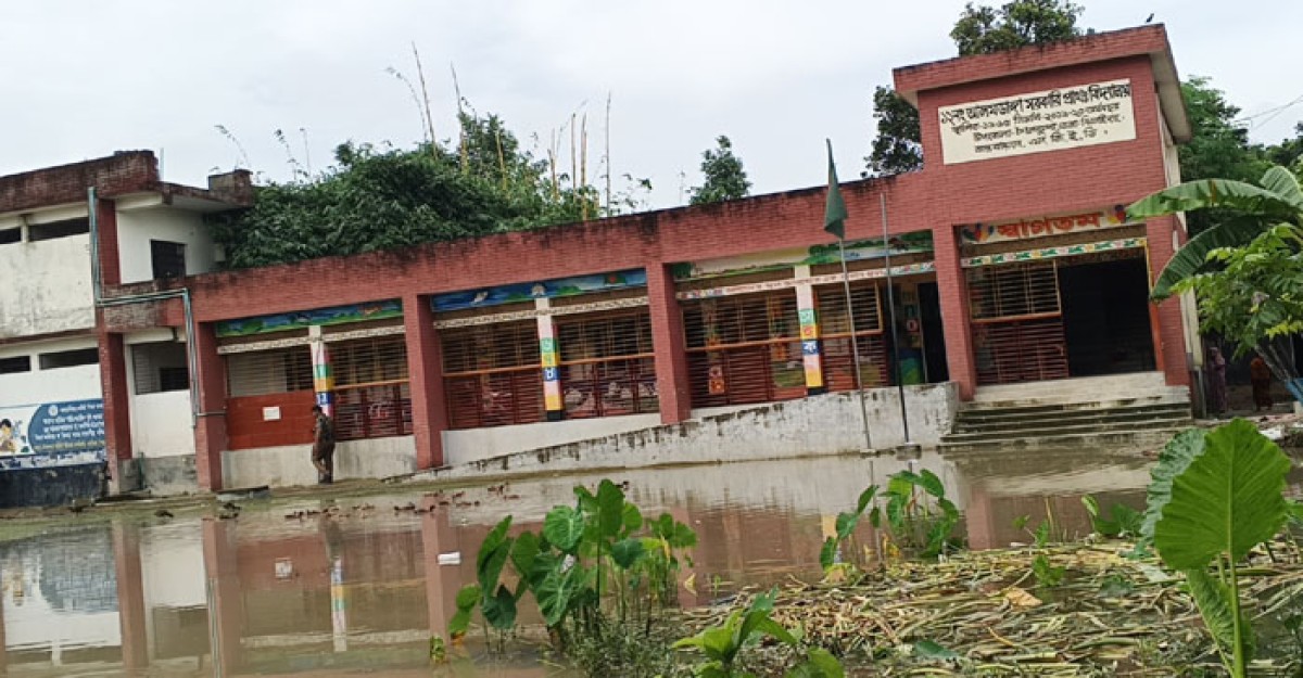 পারিবারিক দ্বন্দ্বে বন্ধ পানি বের হওয়ার পথ, ভোগান্তিতে স্কুলের শতাধিক শিক্ষার্থী