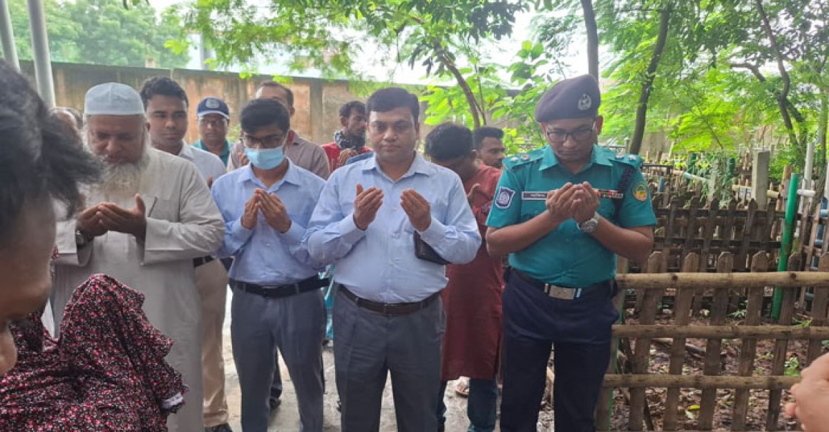গণআন্দোলনের শহীদদের প্রতি শ্রদ্ধা, টঙ্গীতে কবর জিয়ারতে প্রশাসনের শীর্ষ কর্মকর্তারা