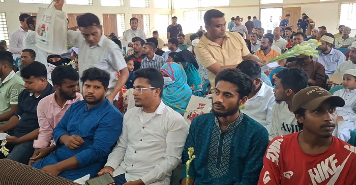অফিস সহায়কদের মাধ্যমে জুলাই যোদ্ধাদের ফুল ও উপহার প্রদান, জুলাই যোদ্ধাদের ক্ষোভ
