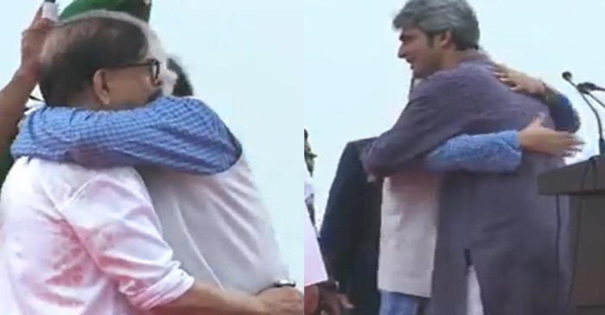 জুলাই ঘোষণাপত্র পাঠ শেষে নেতাদের সঙ্গে বুক মেলান প্রধান উপদেষ্টা