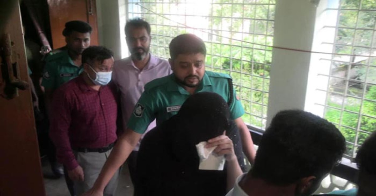 কোয়ার্টারে নারীর সঙ্গে অপ্রীতিকর অবস্থায় চিকিৎসক আটক