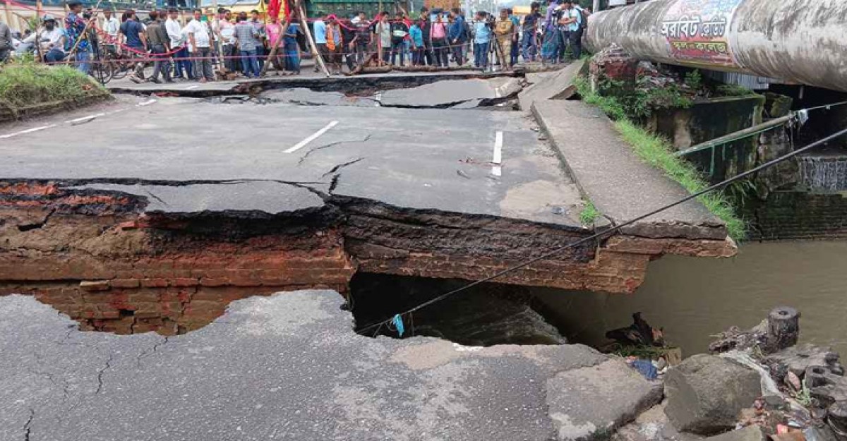 টানা বৃষ্টিতে চট্টগ্রামে দেবে গেছে সড়ক, যান চলাচল বন্ধ