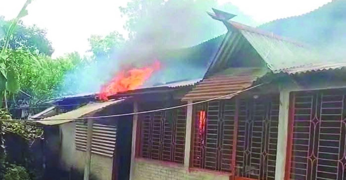 স্ত্রীকে পিটিয়ে হত্যার অভিযোগ, স্বামীর বাড়িতে আগুন দিল জনতা