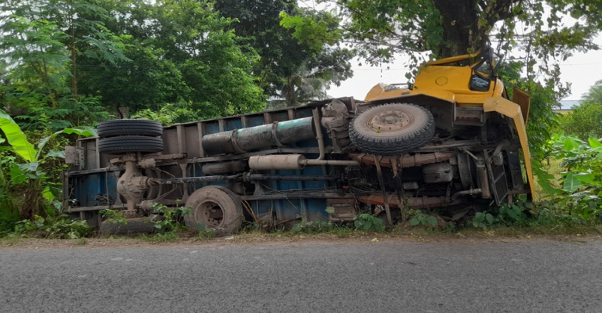 আলমডাঙ্গায় ট্রাক নিয়ন্ত্রণ হারিয়ে চালক নিহত