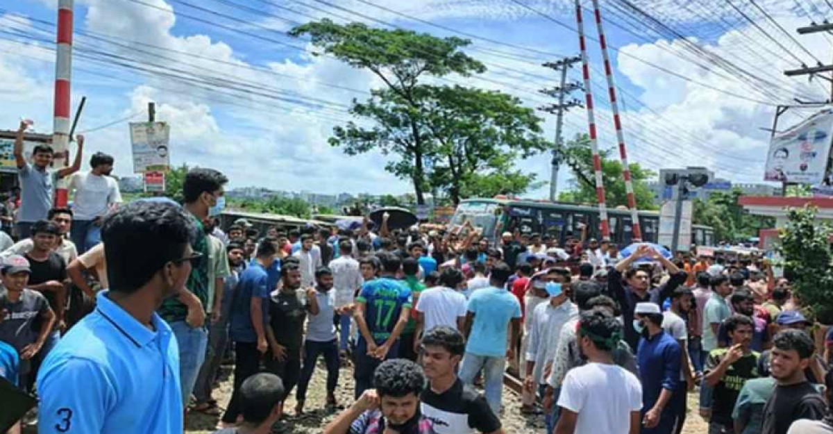 বনলতা এক্সপ্রেস ট্রেন আটকে ডিপ্লোমা শিক্ষার্থীদের বিক্ষোভ