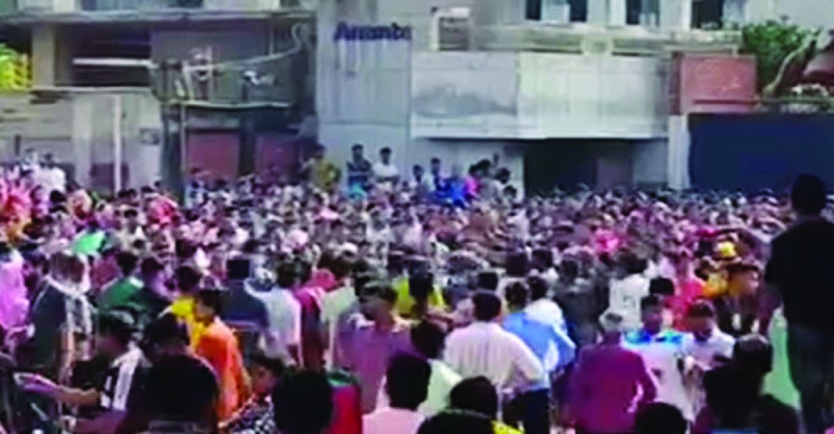 আশুলিয়ায় বকেয়া বেতনের অভিযোগ, ১৫ পোশাক কারখানা ছুটি ঘোষণা