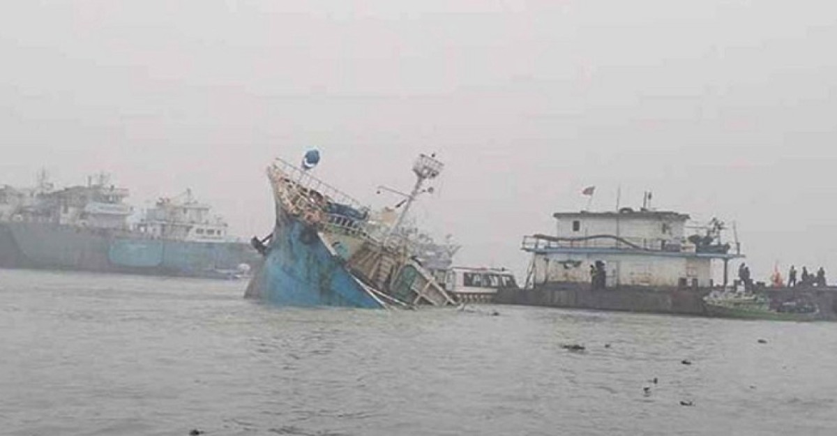 মেঘনায় ১৮ হাজার ৫০০ বস্তা সিমেন্টসহ জাহাজ ডুবি