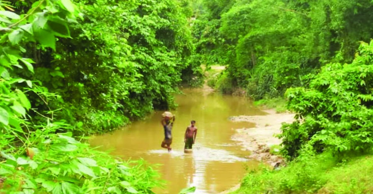 মৌলভীবাজারে লুট হচ্ছে সিলিকা বালু