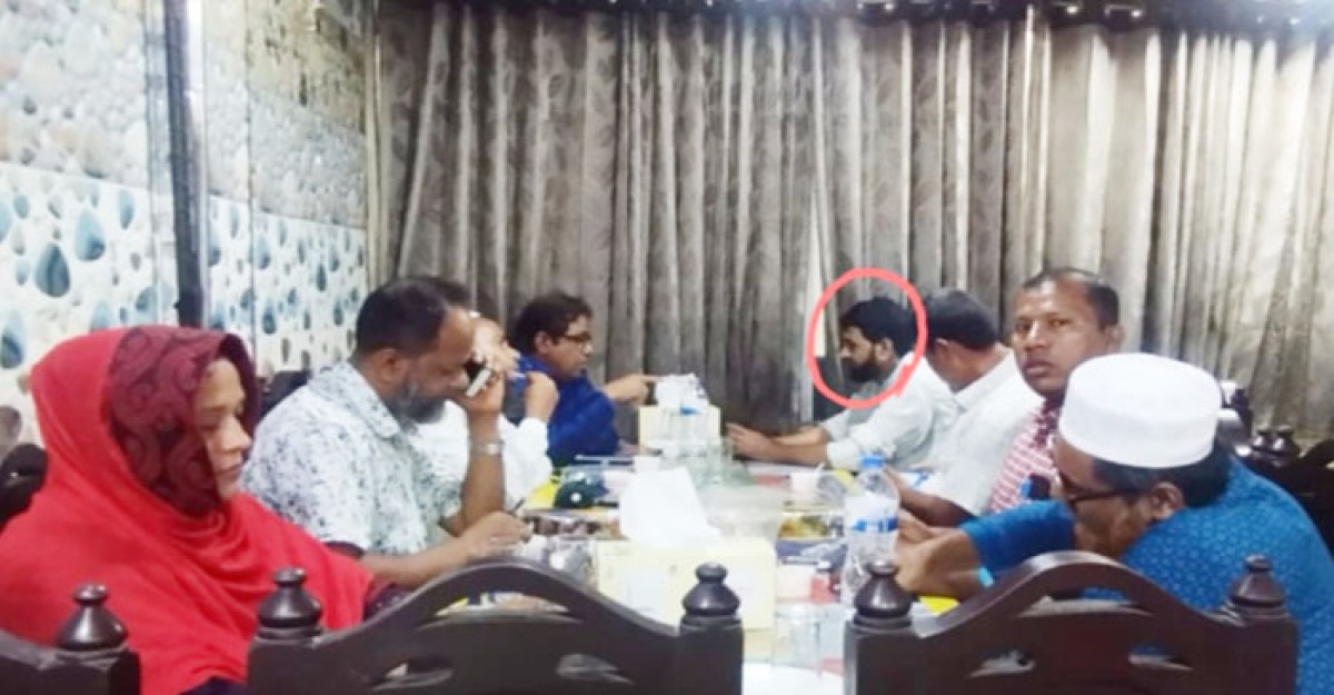 প্রধান উপদেষ্টার আত্মীয়র পরিচয় দিয়ে মিটিংয়ের গোমর ফাঁস