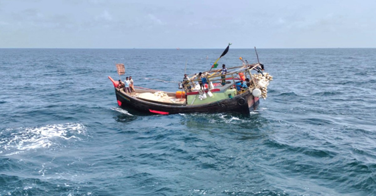 বঙ্গোপসাগরে ট্রলারডুবি, ১১ ঘন্টা ভেসে থাকার পর ৯ জেলে উদ্ধার