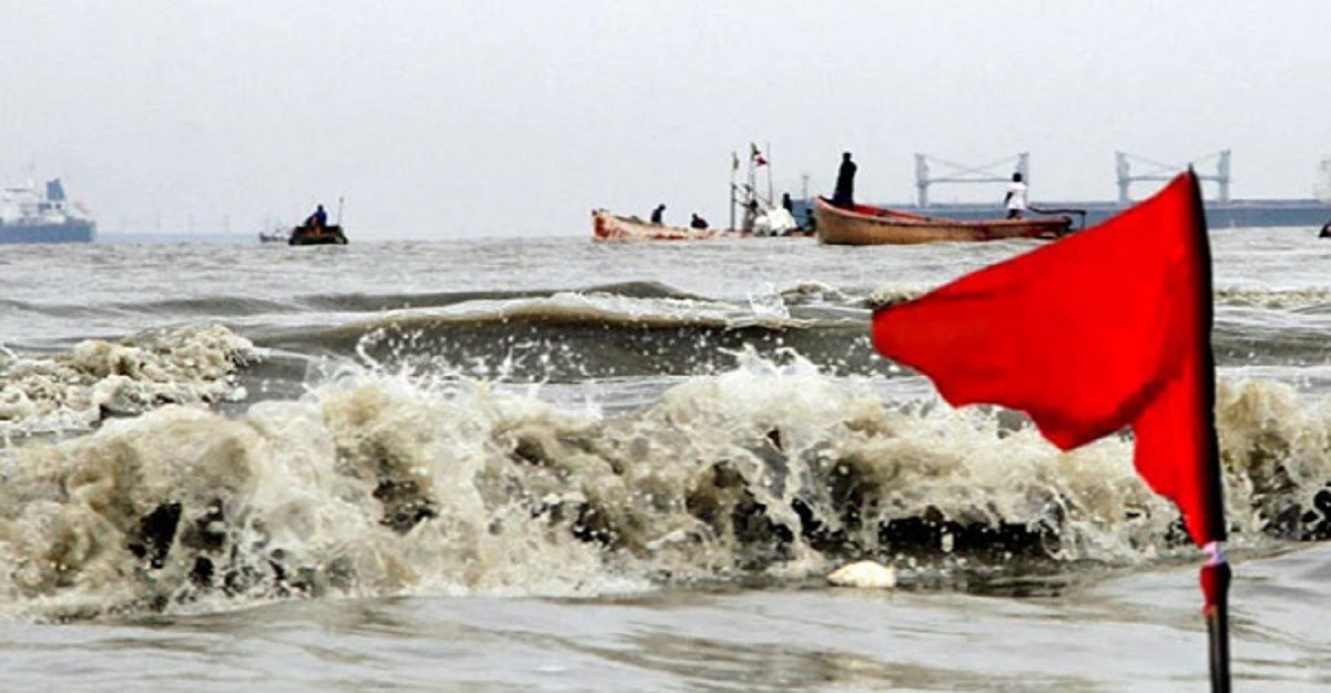 চার সমুদ্র বন্দরে ৩ নম্বর সতর্ক সংকেত
