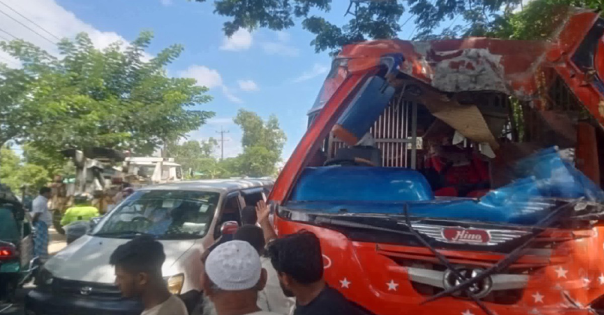 কক্সবাজারে যাত্রীবাহী বাস নিয়ন্ত্রণ হারিয়ে গাছের সাঙ্গে ধাক্কা,আহত ১৫
