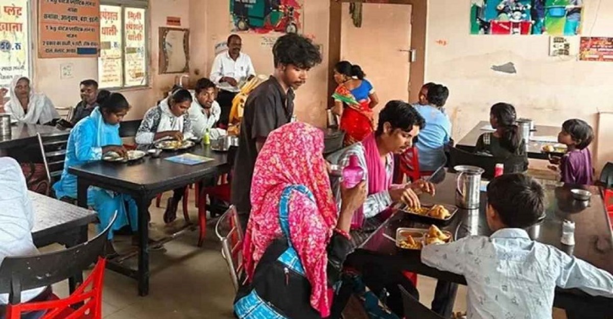 টাকা নয়, প্লাস্টিক বর্জ্যের বিনিময়ে খাবার মেলে ক্যাফেতে
