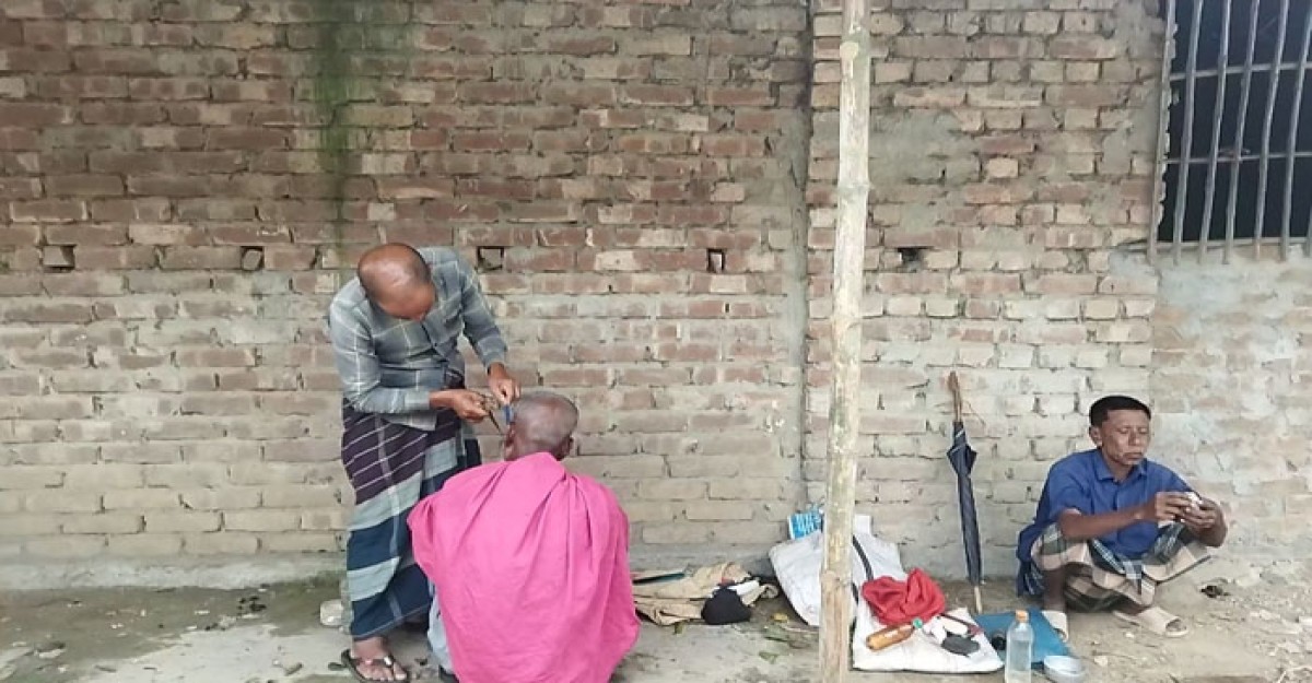 আধুনিকতার ছোঁয়ায় হারিয়ে যাচ্ছে টুল-পিঁড়িতে বসে চুল দাড়ি কাটার ঐতিহ্য