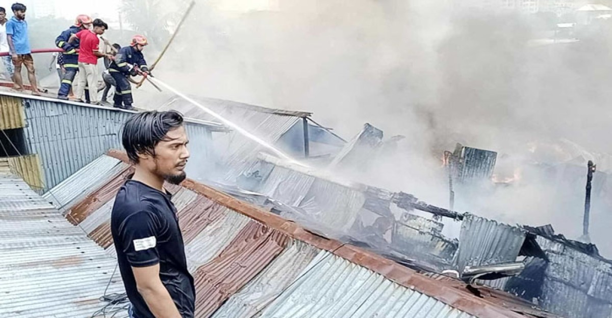মহাখালী বস্তিতে আগুন, ৫ ইউনিটের চেষ্টায় নিয়ন্ত্রণে