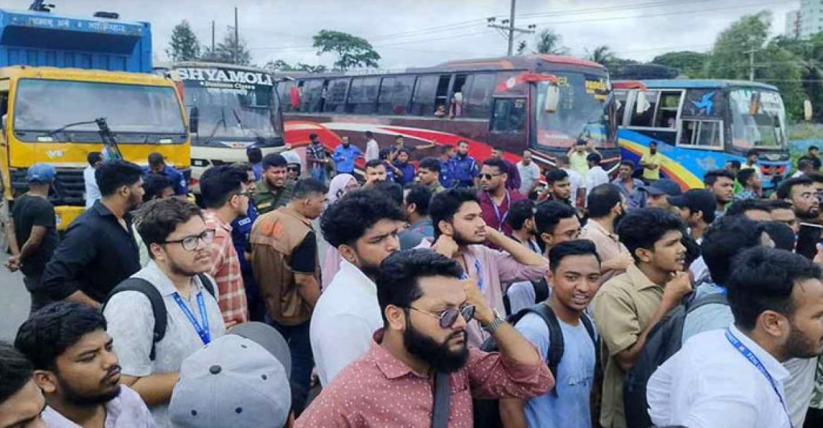 ঢাকা-চট্টগ্রাম মহাসড়ক অবরোধে তীব্র যানজট