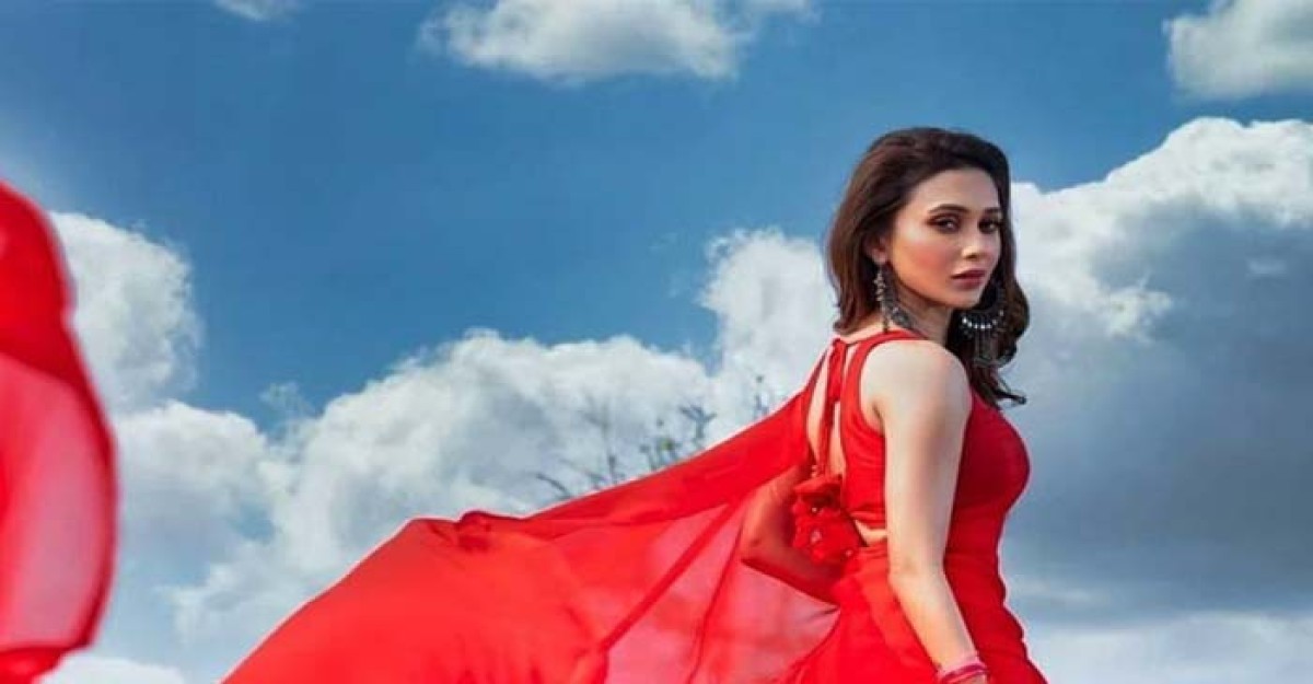 আবারও আকর্ষণীয় লুকে ধরা দিলেন মিমি