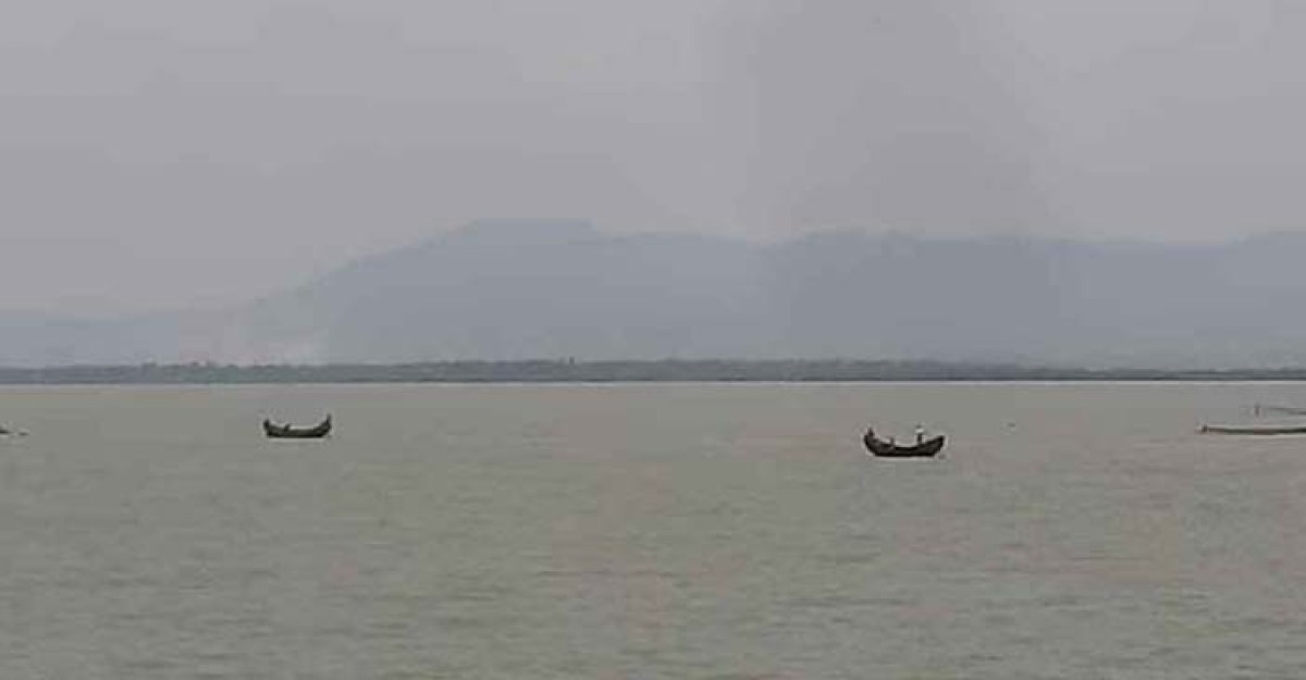 ১২ বাংলাদেশিকে ধরে নিয়ে গেল আরাকান আর্মি