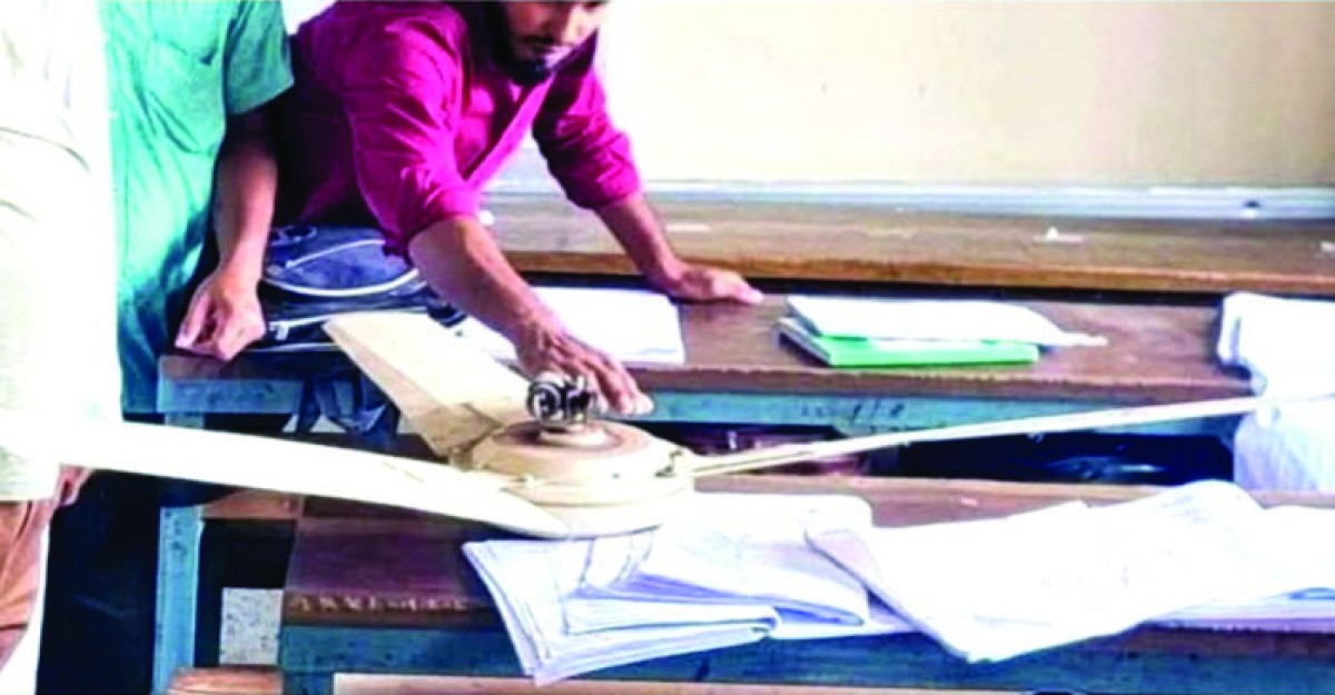 কুলাউড়ায় ক্লাসে হঠাৎ ভেঙে পড়ল সিলিং ফ্যান, আহত ১